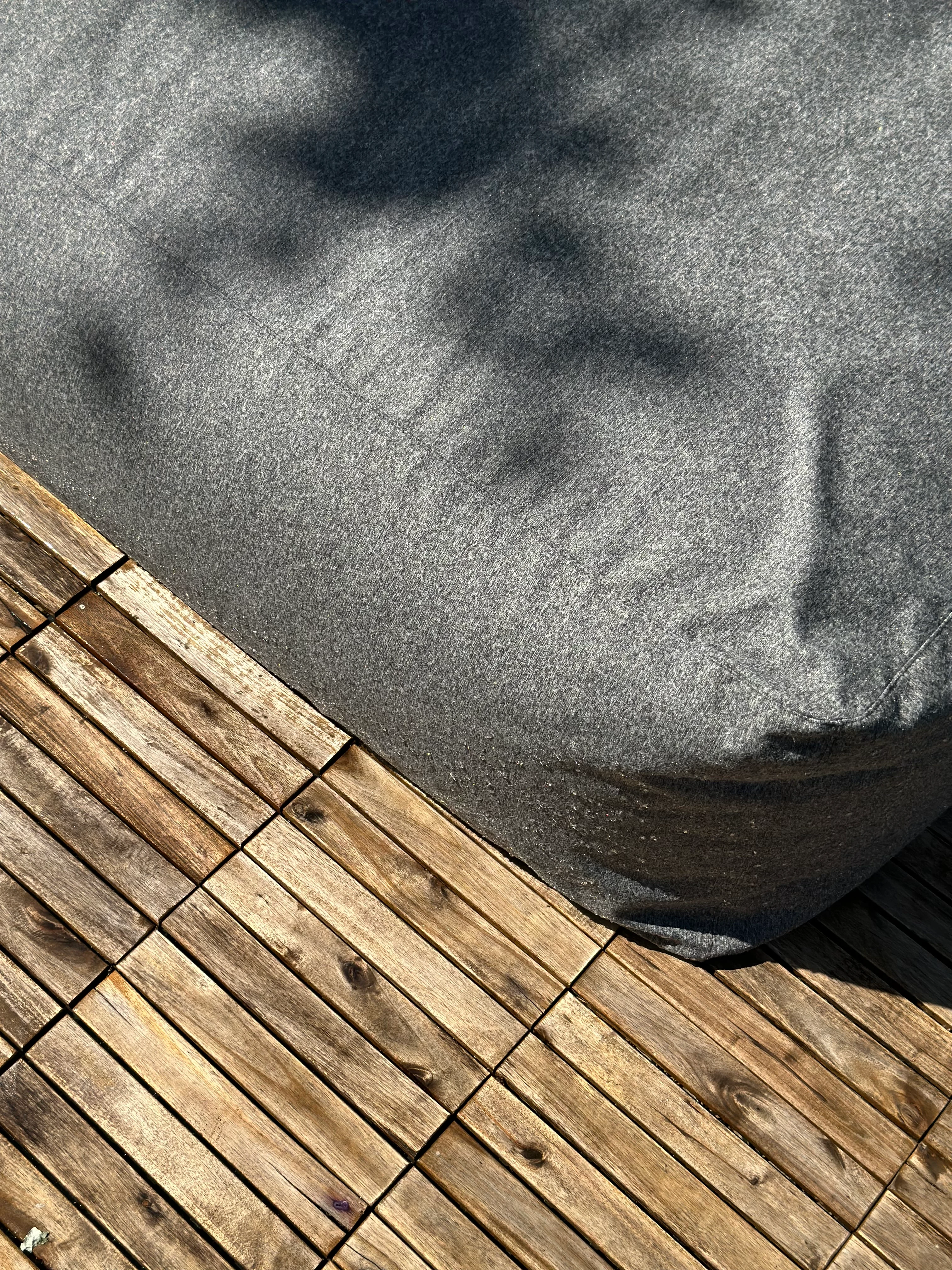 Detail of the water-resistant Marolla fabric in outdoor context