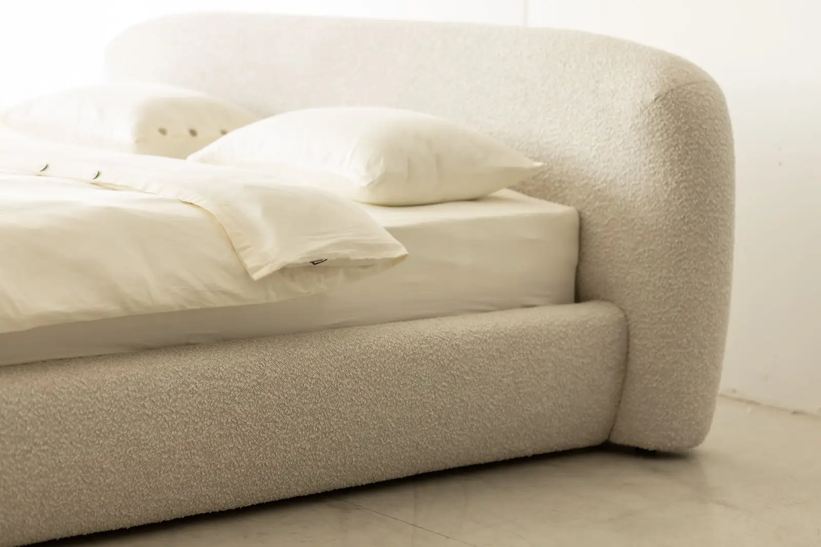 Three-quarter view of the Belagio in a clean studio with white panel-board walls